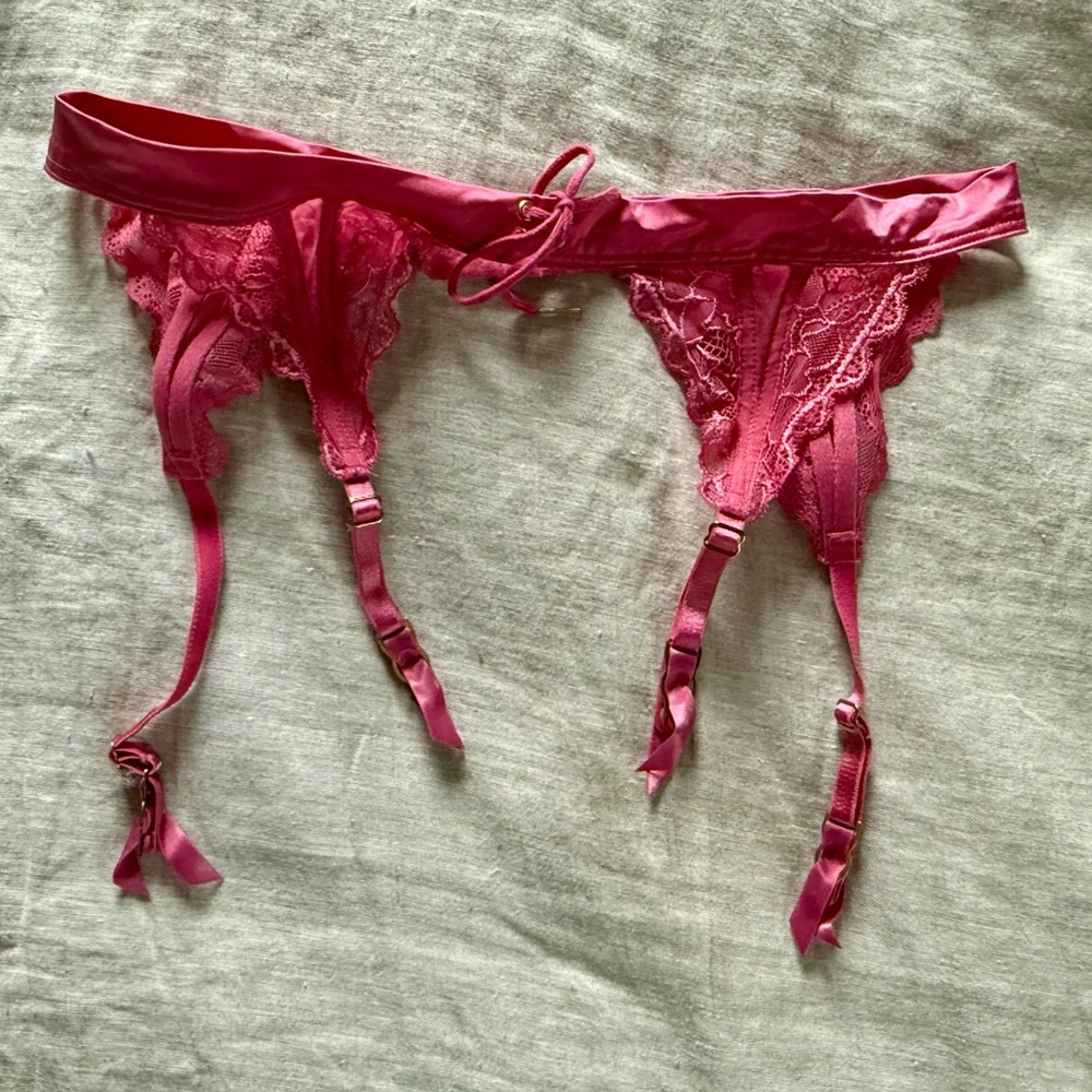 VS Pink Lace Garter Belt M/L 🎀